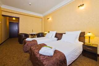 Отель Hotel Kopczyński Добре-Място Просторный двухместный номер с 2 отдельными кроватями-1